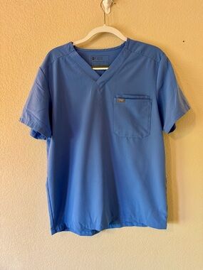 FIGS Men’s V-Neck Scrub Top in Denim Blue - MEDIUM